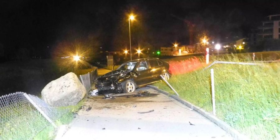 In Schindellegi SZ fuhr ein 30-jähriger Autofahrer gerade über einen Kreisel und prallte gegen einen Stein.