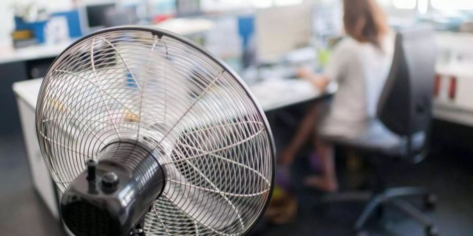 Ventilatoren haben einen spürbaren Kühlungseffekt. Sie sollten aber nicht direkt auf das Gesicht oder den Nacken gerichtet werden. Ventilator