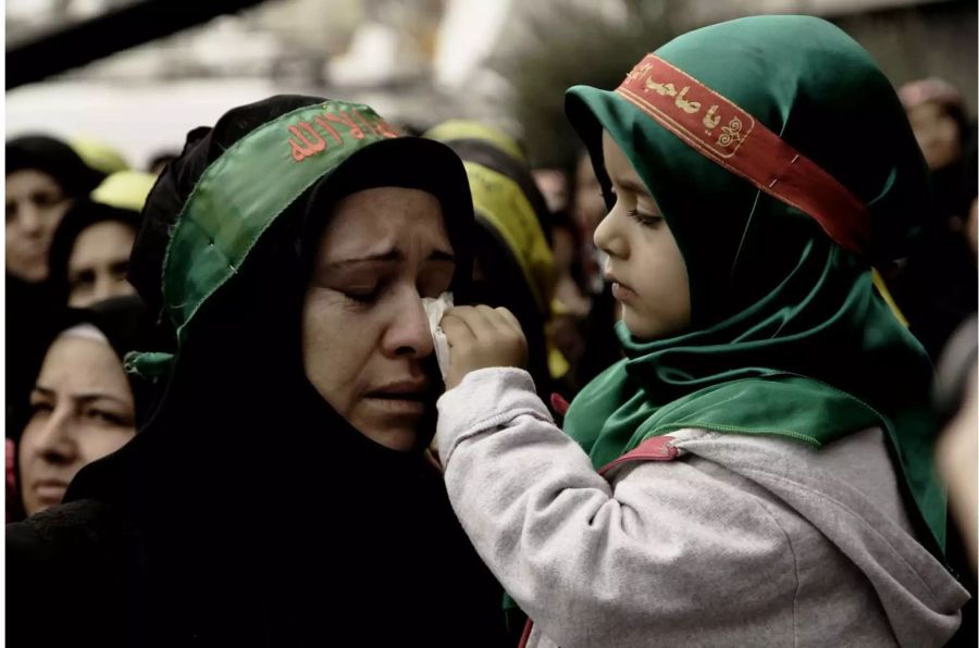 Eine muslimische Frau und ihre Tochter sind in Not – die Flucht aus Krisengebieten traumatisiert viele Flüchtlinge. Bild: iStock