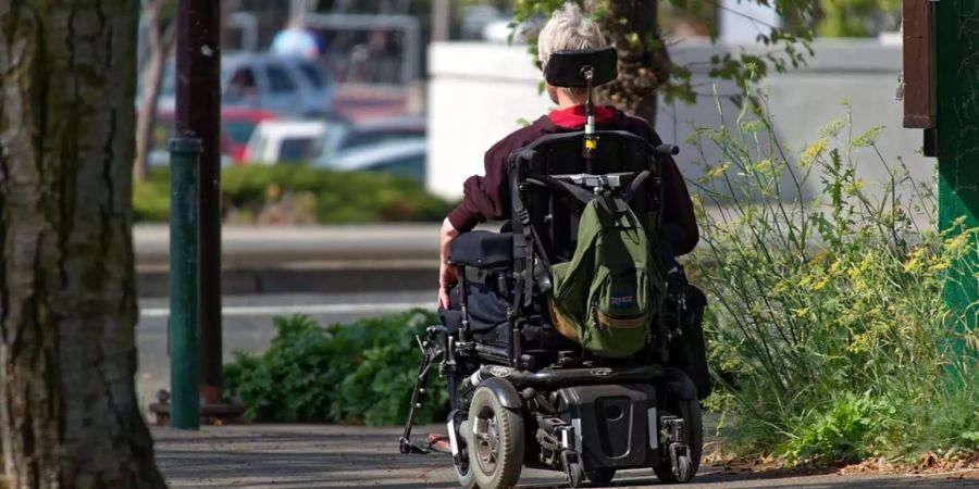 In Erfurt (D) verfolgte eine Rollstuhlfahrerin einem Handtaschendieb (Keystone).