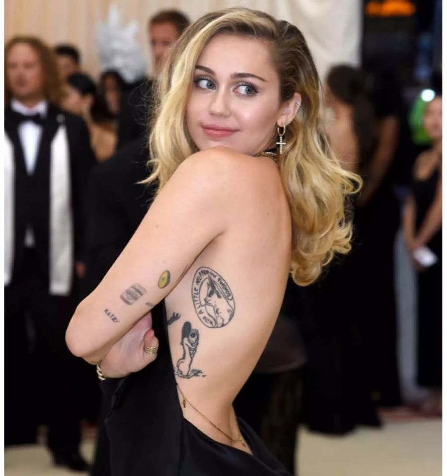 Auch Miley Cyrus trägt ein Tattoo des Promistudios.