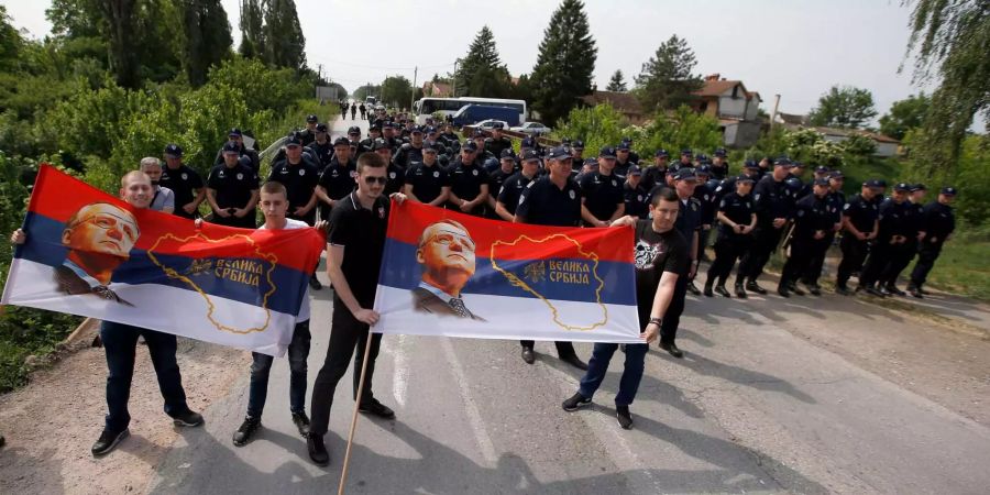 Die serbische Polizei verhindert einen Auftritt von Vojislav Seselj.