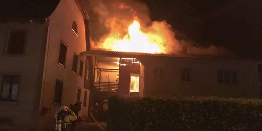 Die Einsatzkräfte fanden eine Terrasse im Obergeschoss sowie das Dach des Gebäudes in Vollbrand vor. (Foto: Kapo BE)