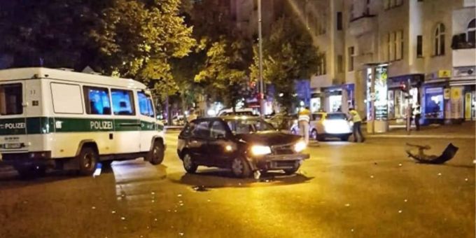 Nach ersten Erkentnissen der Ermittler flüchteten die Verdächtigen mit einem Pkw, verletzten einen der Polizisten und verursachten dann den tödlichen Verkehrsunfall. Nach ersten Erkentnissen der Ermittler flüchteten die Verdächtigen mit einem Pkw, verletzten einen der Polizisten und verursachten dann den tödlichen Verkehrsunfall.