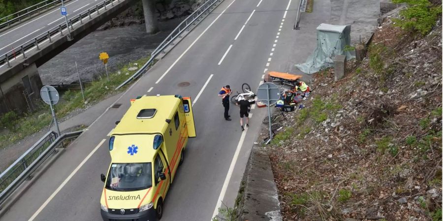 Der E-Biker hat sich beim Unfall eine Fraktur zugezogen.