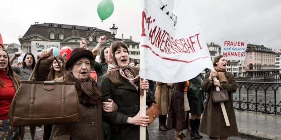 Hausfrau Nora (Marie Leuenberger, Mitte) und Wirtin Vroni (Sibylle Brunner) demonstrieren in Zürich.