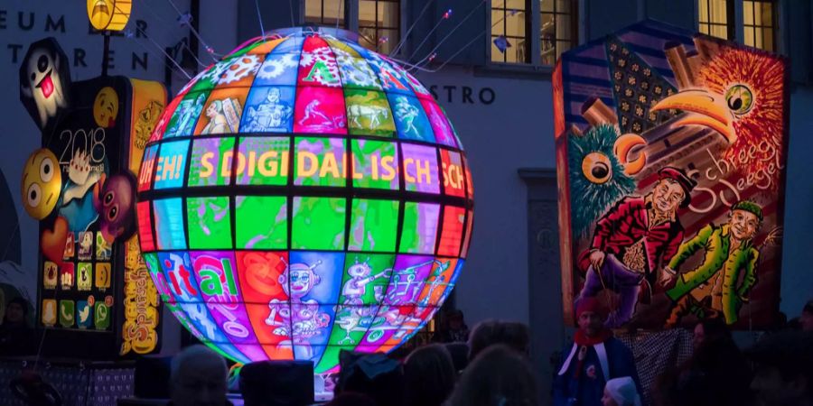 Laute Knaller ertönten zum Fasnachtsauftakt in Huttwil BE und Umgebung von einem Lieferwagen im November 2012. (Symbolbild)