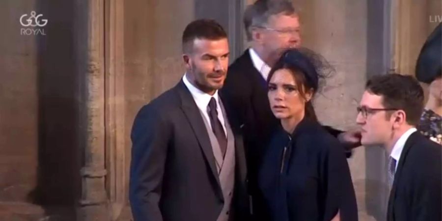 David und Victoria Beckham - in Dunkelblau, wie schon bei William und Kate - sind in der Kapelle angekommen.