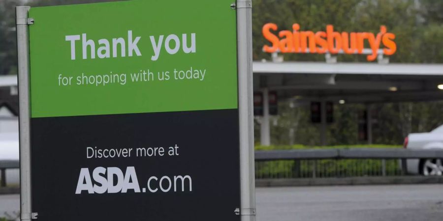 Die zwei britischen Supermarktketten Asda und Sainsbury's planen Mega-Fusion.