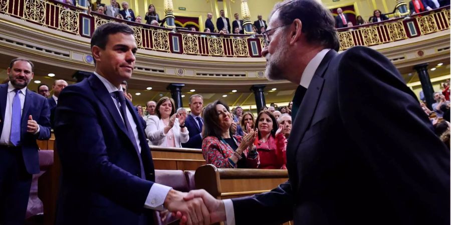 Ex-Ministerpräsident Mariano Rajoy (r.) gratuliert seinem Nachfolger Pedro Sánchez.