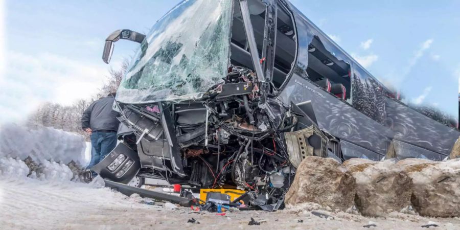 Mindestens eine Person wurde beim Unfall schwer verletzt.