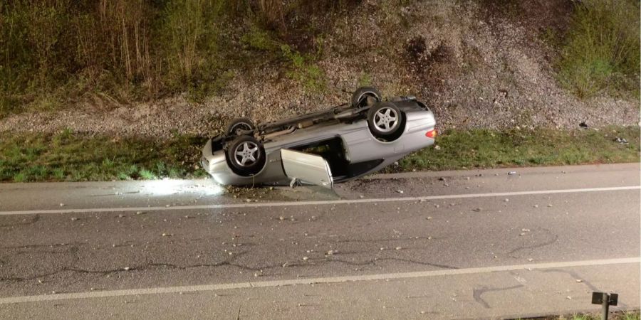 Das Auto musste von einem Abschleppwagen aufgeladen und abtransportiert werden.