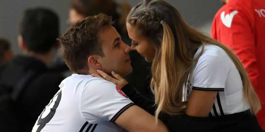 Deutschlands Mario Götze küsst nach dem Achtelfinalspiel bei der Europameisterschaft 2016 in Lille seine Freundin Ann-Kathrin Brömmel.