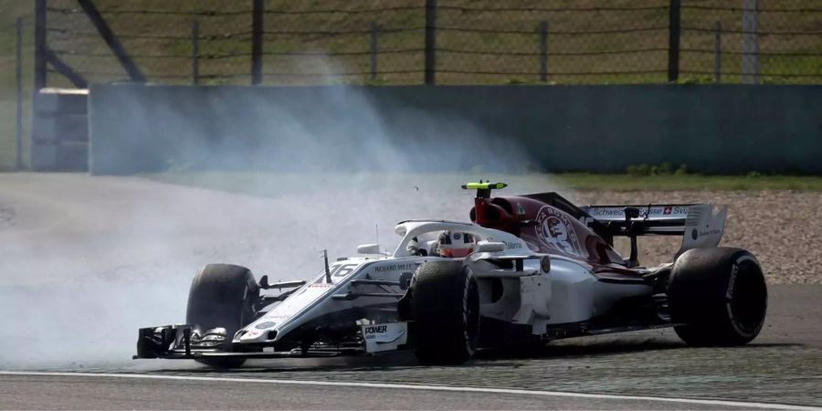 Sauber-Pilot Charles Leclerc bei einer der zahlreichen Pirouetten in China.