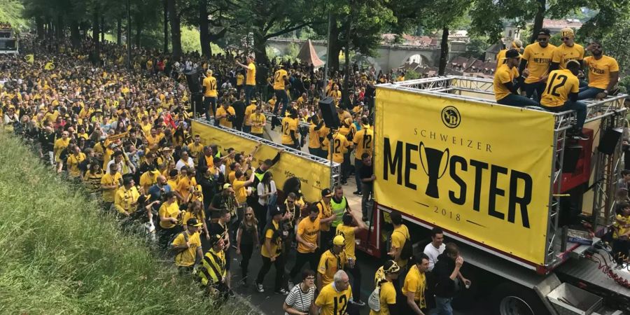 17.30: Der YB-Partytruck am Aargauerstalden.