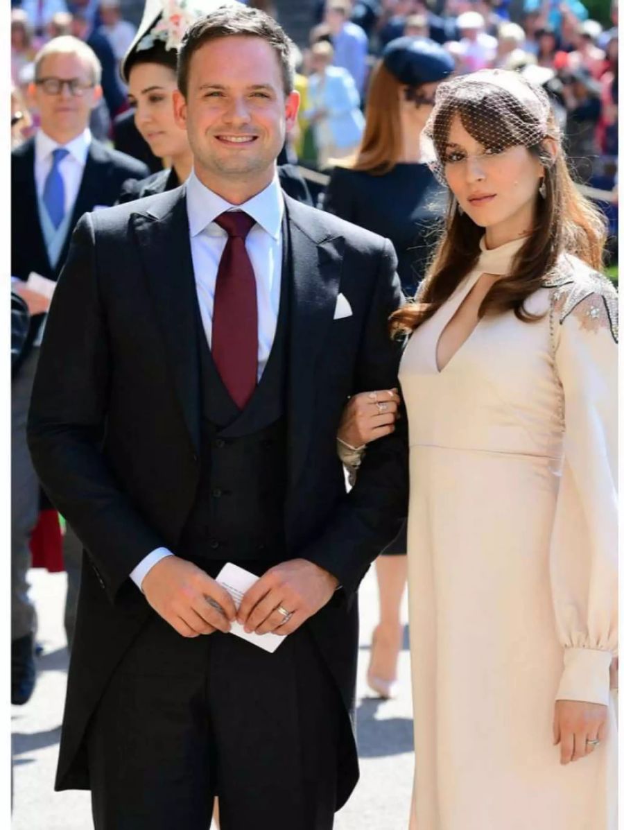 Auch Meghans Schauspielkollegen aus der Serie Suits, hier Patrick J. Adams und seine Frau Troian Bellisario, mussten in den hinteren Reihen der Kirche Platz nehmen.