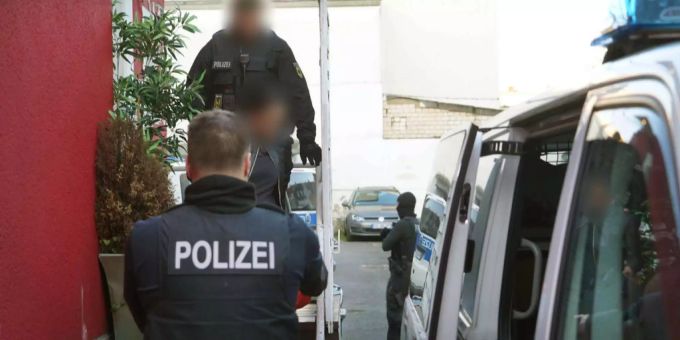 In Bremgarten AG kommt es zu einer Razzia (Symbolbild). In Bremgarten AG kommt es zu einer Razzia (Symbolbild).
