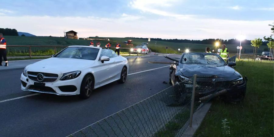 Durch den Unfall musste die Strasse rund fünf Stunden gesperrt werden.