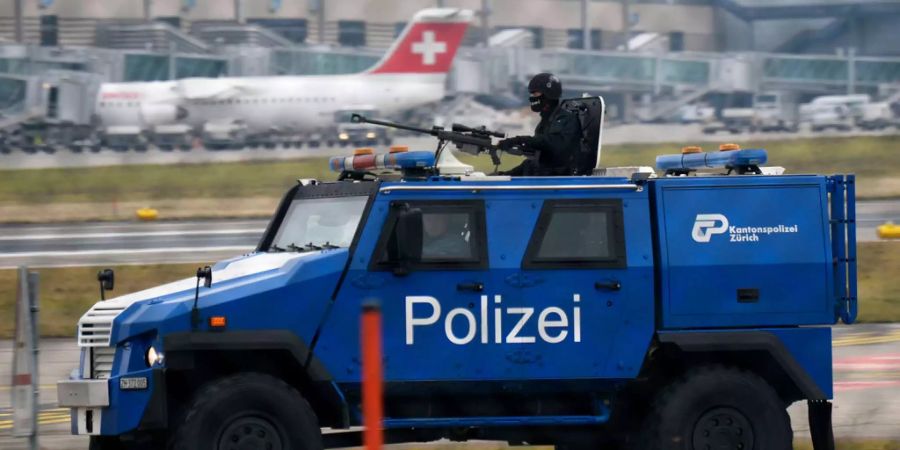 Ein Spezialfahrzeug der Kantonspolizei Zürich im Einsatz am Flughafen Kloten während dem WEF 2018.