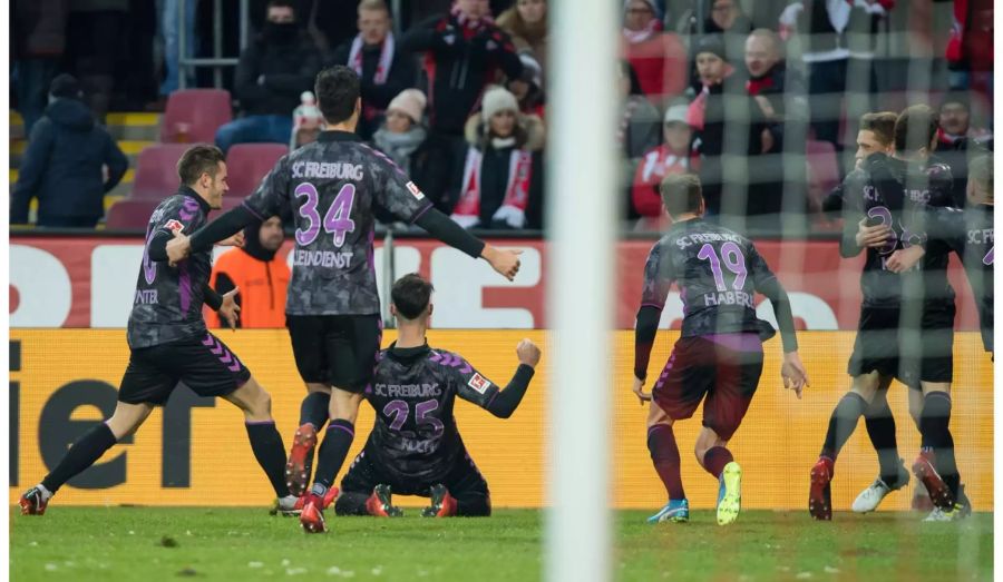 Ein 0:3 nach einer halben Stunde lässt in der Regel jede Hoffnung auf einen Punktgewinn schwinden. Nicht so beim SC Freiburg: Angeführt von Goalgetter Nils Petersen kämpfen sie sich zurück und schaffen nach 65. Minuten den Anschluss zum 2:3. In der Nachspielzeit erzielt der nervenstarke Petersen seine Tore zwei und drei, beide Male vom Elfmeterpunkt aus, und führt Freiburg zum nicht mehr geglaubten Sieg.