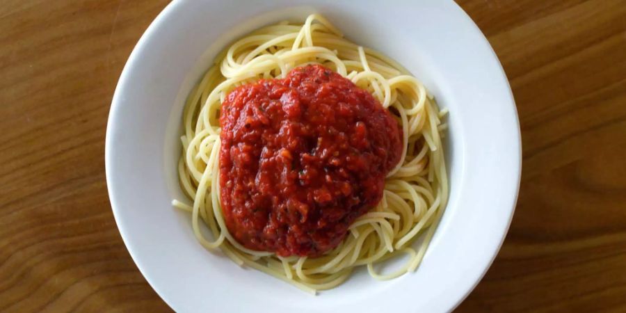 Spagetti? Einfach und lecker. Aber die Klecker-Wahrscheinlichkeit ist so hoch, dass man die lange Pasta am besten nur mit Freunden und Familie geniesst. Beim Business-Lunch besser Ravioli oder Tortellini, da ist die Sauce sauber im kompakten Teig verpackt.