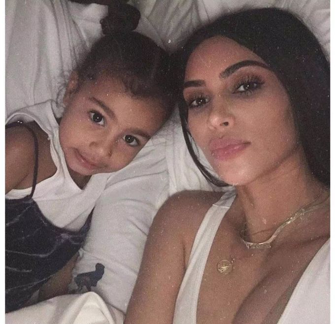 Kim Kardashian und ihr Töchterchen North West (heute 6) machen zusammen ein Selfie im Bett. kim