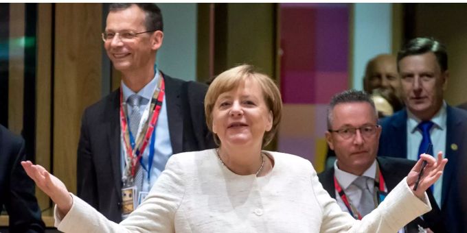 Bundeskanzlerin Angela Merkel kommt zu einer Sitzung während des EU-Gipfels. Bundeskanzlerin Angela Merkel kommt zu einer Sitzung während des EU-Gipfels.