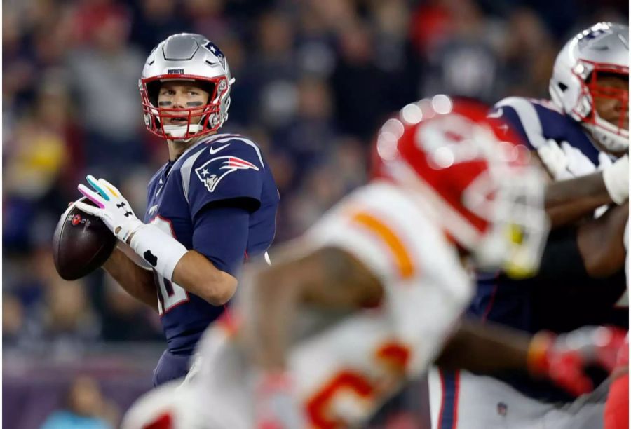 Tom Brady holt sich seinen 200. Sieg in der NFL und gewinnt das QB-Duell gegen Shootingstar Patrick Mahomes. Dabei haben sich die Chiefs lange gut gewehrt und können einen 15-Punkte-Rückstand zur Pause in eine 33:30-Führung drehen. Am Ende sind es aber die Pats, die ihre Vormachtsstellung im wichtigen Conference-Duell untermauern und mit 43:40 gewinnen.