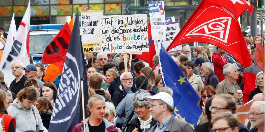 Menschen versammeln sich zur Demonstration unter dem Motto «#WIRSINDMEHR – Aufstehen gegen rechte Hetze» in Essen.