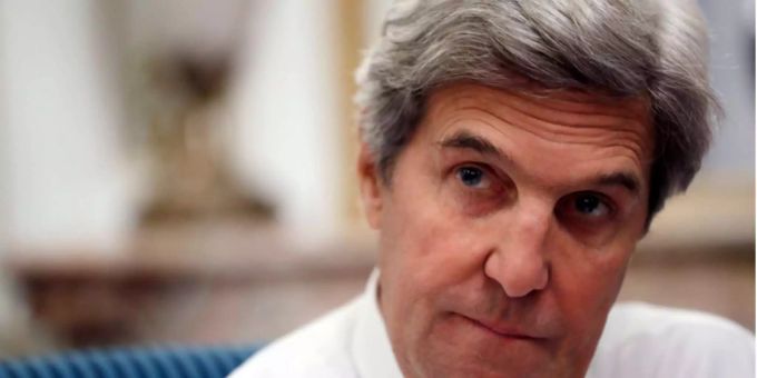 Der ehemalige Aussenminister der USA John Kerry sitzt bei einer Pressekonferenz. Der ehemalige Aussenminister der USA John Kerry sitzt bei einer Pressekonferenz.