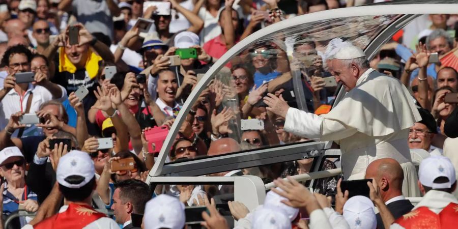 Eine jubelnde Menschenmenge aus 80'000 Pilgern begrüsst Papst Franziskus zu seiner Messe in Palermo (IT).