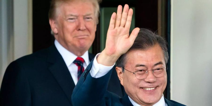 Moon Jae-in steht vor Donald Trump und winkt bei seinem Besuch im Weissen Haus am 22. Mai 2018.