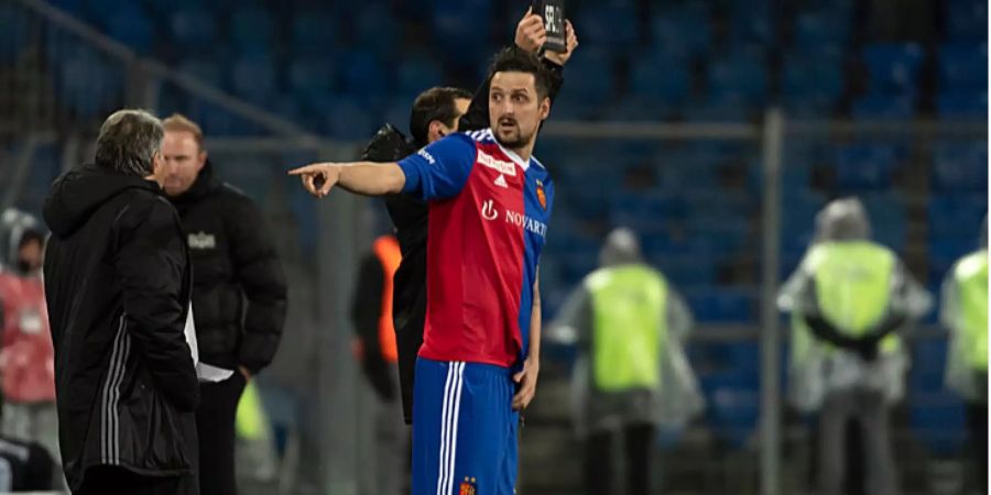 Zdravko Kuzmanovic steht bei seiner Einwechslung gegen den FC Zürich am Spielfeldrand.