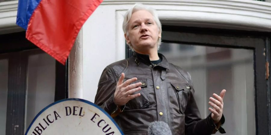 Wikileaks-Gründer Julian Assange steht während einer Rede auf dem Balkon der Botschaft von Ecuador.