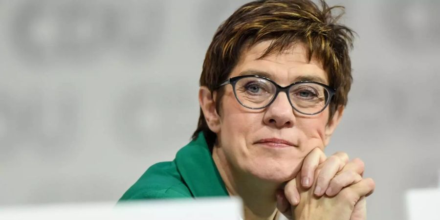 Annegret Kramp-Karrenbauer, Bundesvorsitzende der CDU, verfolgt beim CDU-Bundesparteitag in Hamburg die Debatte.