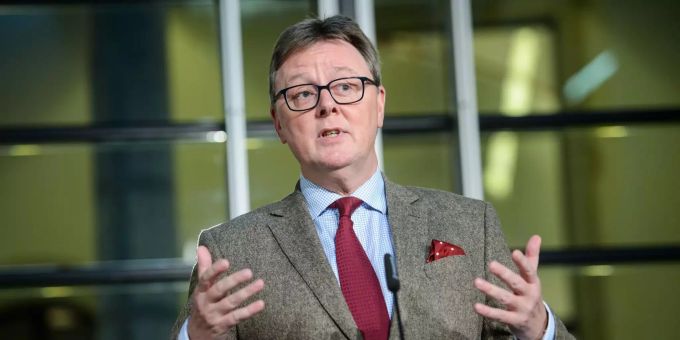 Unions-Parlamentsgeschäftsführer, Michael Grosse-Brömer, erwartet eine abschliessende Einigung zu Abtreibungen erst im nächsten Jahr. Unions-Parlamentsgeschäftsführer, Michael Grosse-Brömer, spricht während einer Pause der Sondierungsgespräche.
