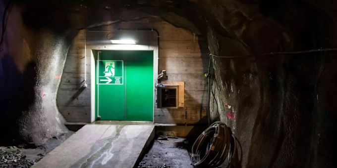Ein Notausgang im Furkatunnel, anlässlich des Auftaktanlasses der Hauptarbeiten Furkatunnel in Realp. Ein Notausgang im Furkatunnel, anlässlich des Auftaktanlasses der Hauptarbeiten Furkatunnel in Realp.
