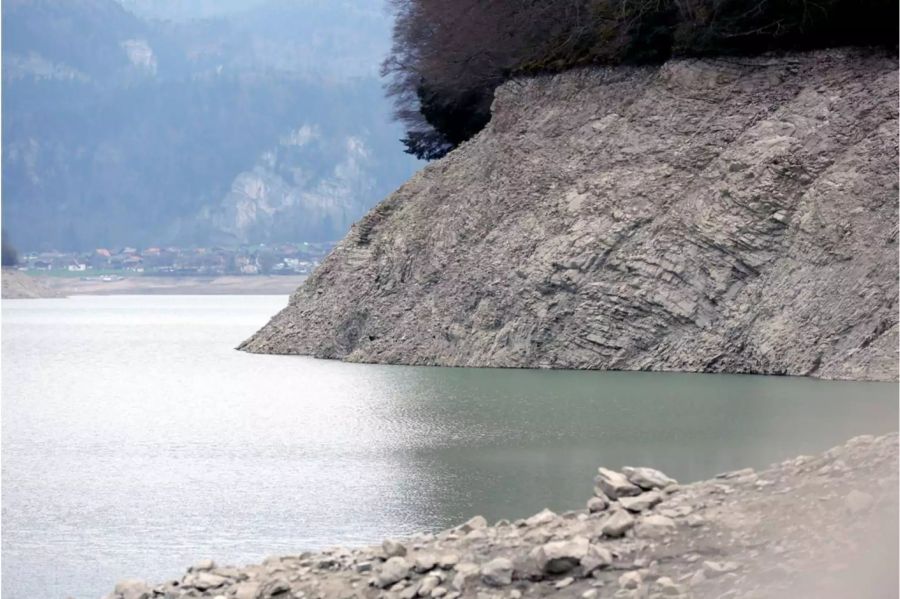 Tiefer Wasserstand im Lungernsee im April 2016 - Keystone