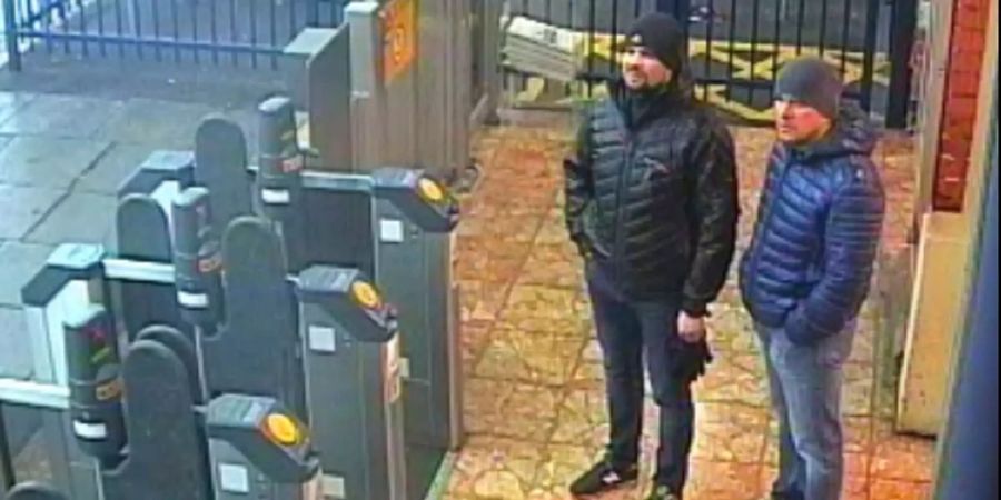 Dieses Standbild einer Überwachungskamera zeigt Alexander Petrow und Ruslan Boschirow, die zwei Verdächtigen im Fall des Attentats auf den ehemaligen russischen Doppelagenten Skripal, an einer Bahnstation.