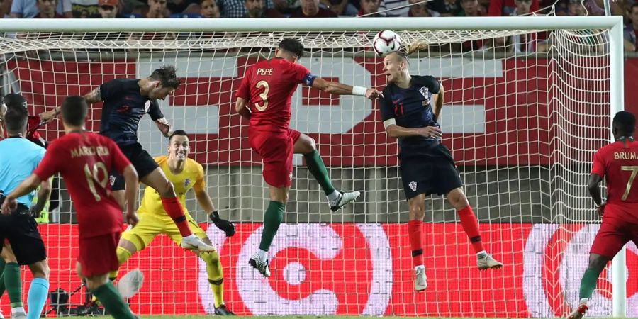 Die Spieler von Portugal und Kroatien steigen in die Höhe um den Ball zu erreichen.