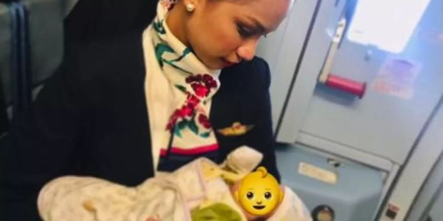 Die Flugbegleiterin Patrisha Organo hilft einer verzweifelten Mutter während eines Inlandfluges und stillt ein hungriges Baby.