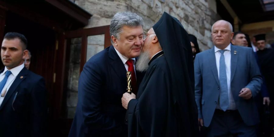 Der Patriarch von Konstantinopel, Bartolomaios (r.), verabschiedet Petro Poroschenko (l.), Präsident der Ukraine, nach ihrem Treffen in Istanbul.