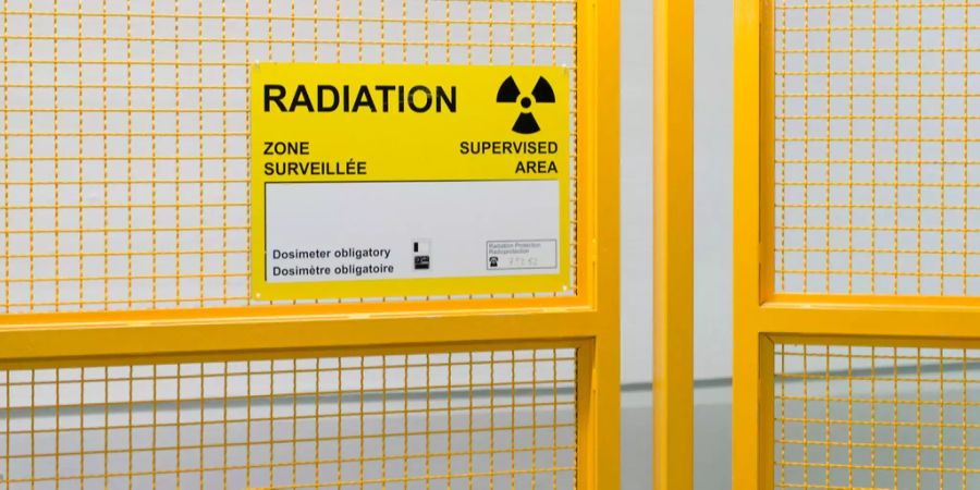 Ein Schild am Cern warnt vor radioaktiver Strahlung.
