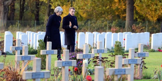 Die britische Premierministerin Theresa May (l.) und der französische Präsident Emmanuel Macron (r.) besuchen den Thiepval-Friedhof.