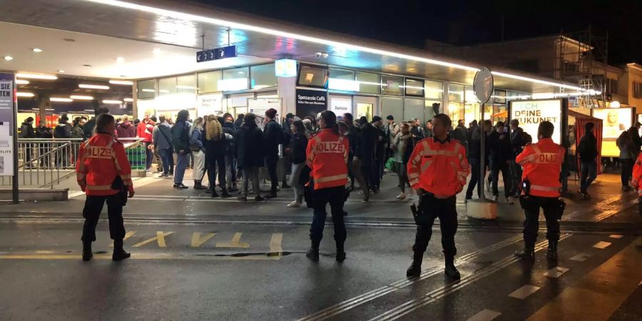 Die Demonstranten am Bahnhof in Uster.