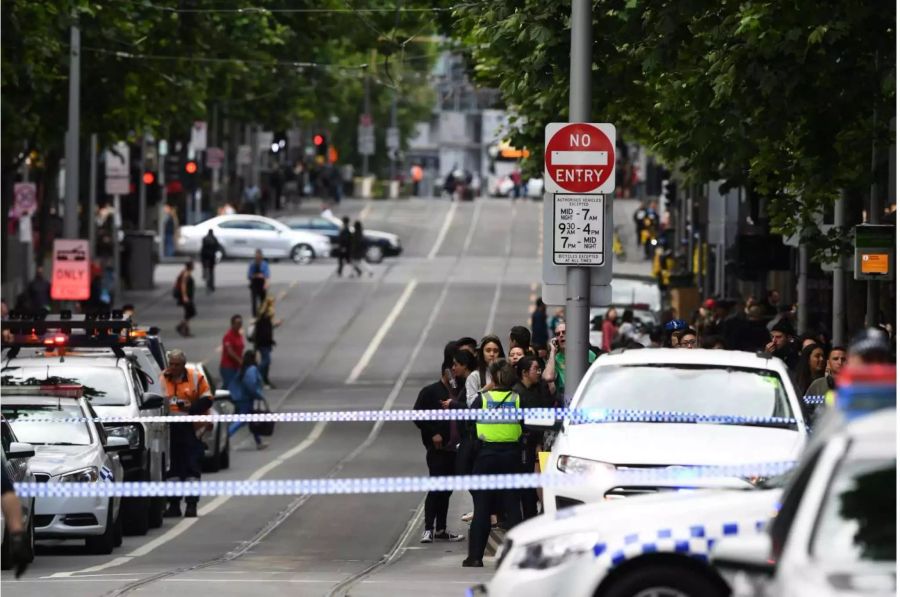 Rettungskräfte sind in der Swanston Street in Melbourne (AUS) im Einsatz.