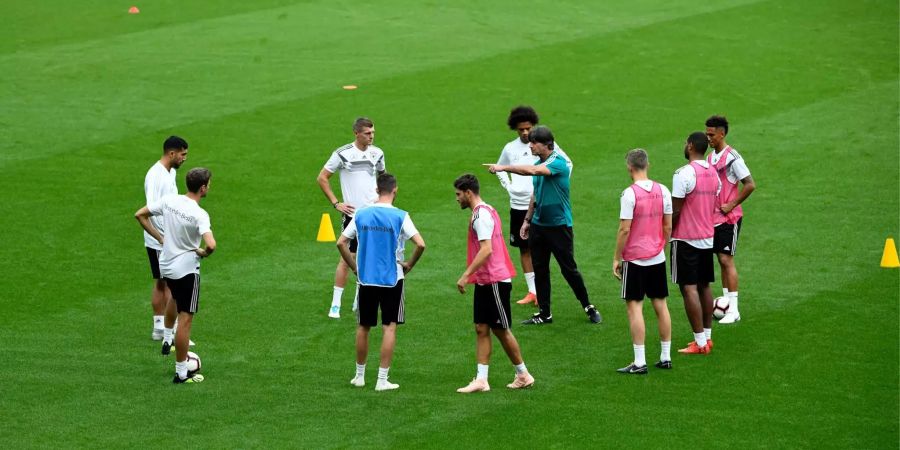 Trainer Joachim Löw redet beim Training im Stade de France mit seinen Spielern.