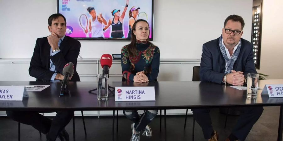 Lukas Troxler (l.) neben Martina Hingis und Swiss Tennis Direktor Stefan Flückiger bei einer Medienkonferenz zum WTA Turnier in Biel 2017.