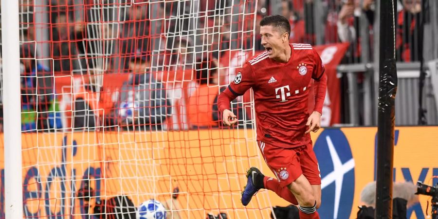 FC Bayerns Robert Lewandowski jubelt nach einem Tor.