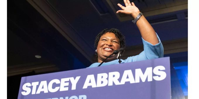 Stacey Abrams spricht an einer Wahlkampfveranstaltung. Stacey Abrams spricht an einer Wahlkampfveranstaltung.